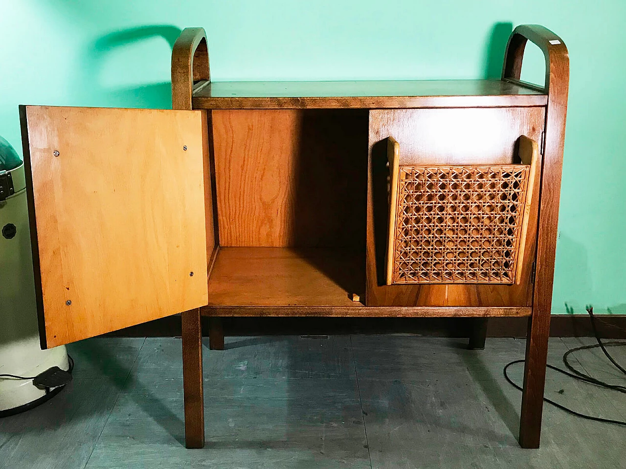 Tavolino o comodino con porta riviste in paglia di Vienna 5