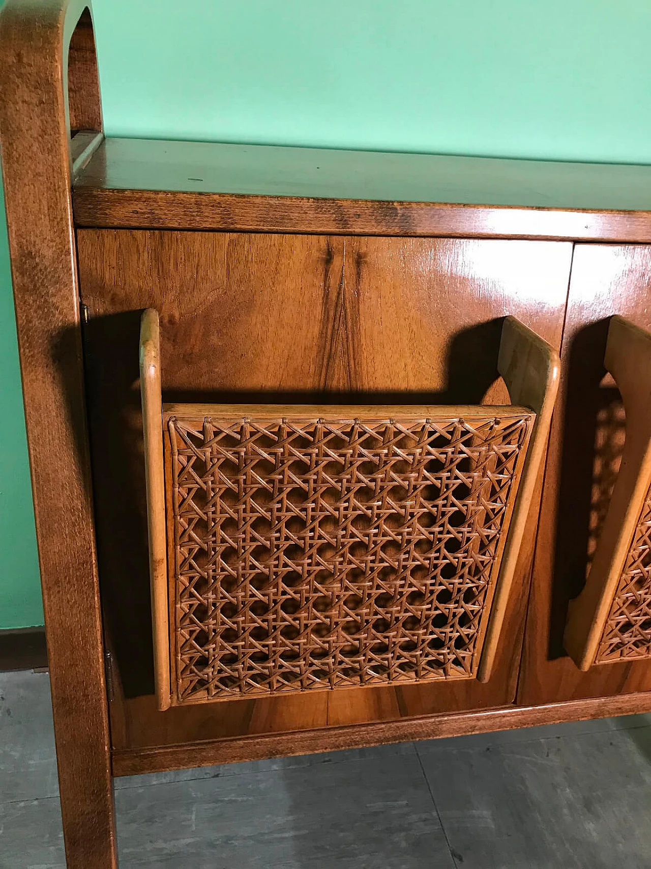 Tavolino o comodino con porta riviste in paglia di Vienna 4