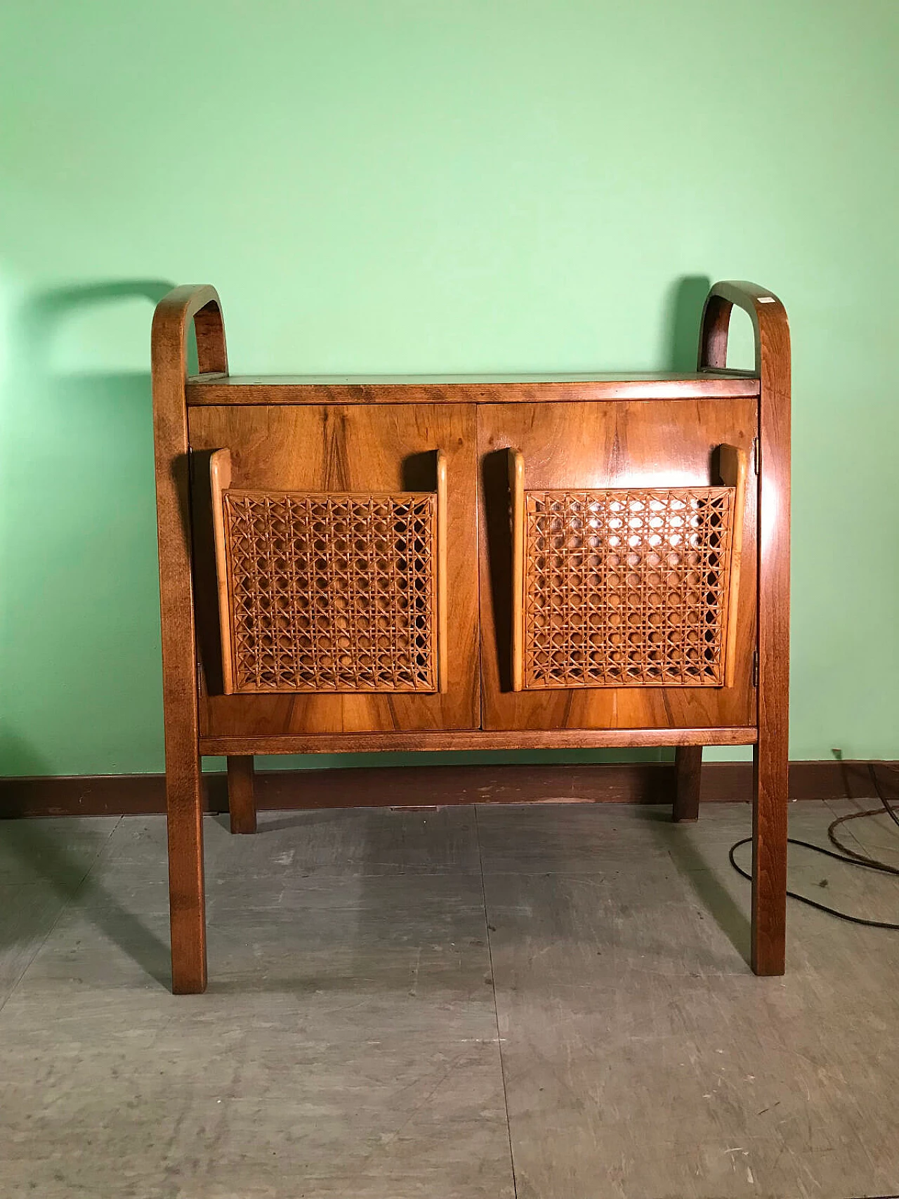 Tavolino o comodino con porta riviste in paglia di Vienna 2