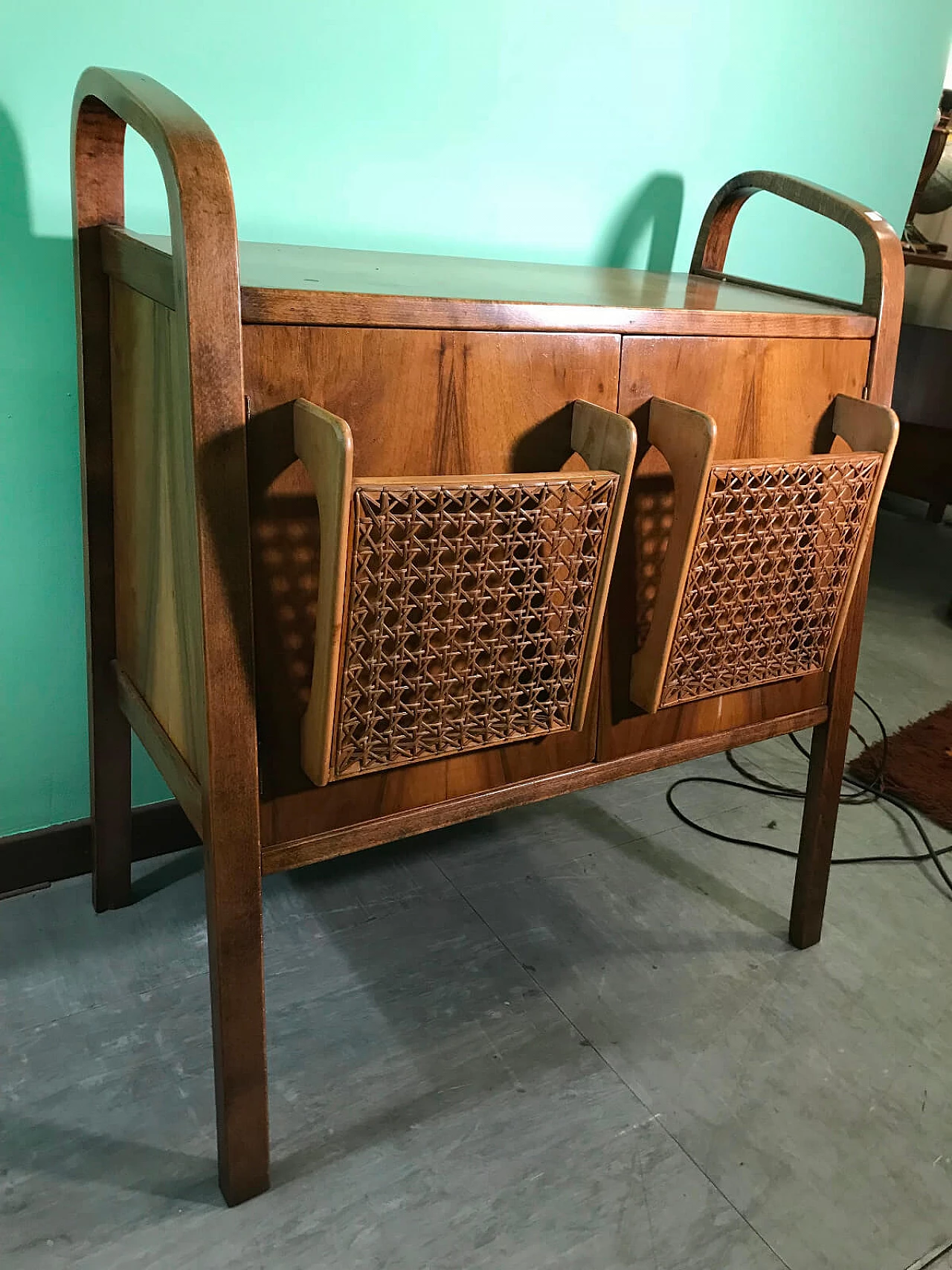 Tavolino o comodino con porta riviste in paglia di Vienna 3