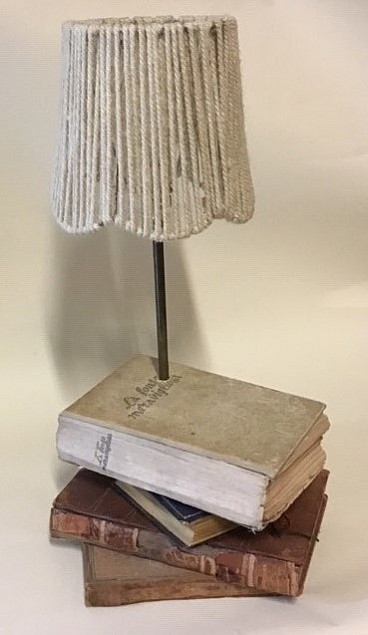 Lampada artigianale con libri vecchi