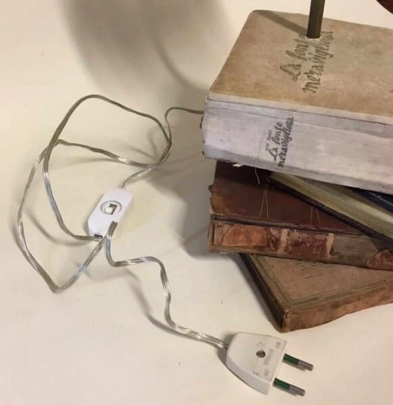 Lampada artigianale con libri vecchi 3