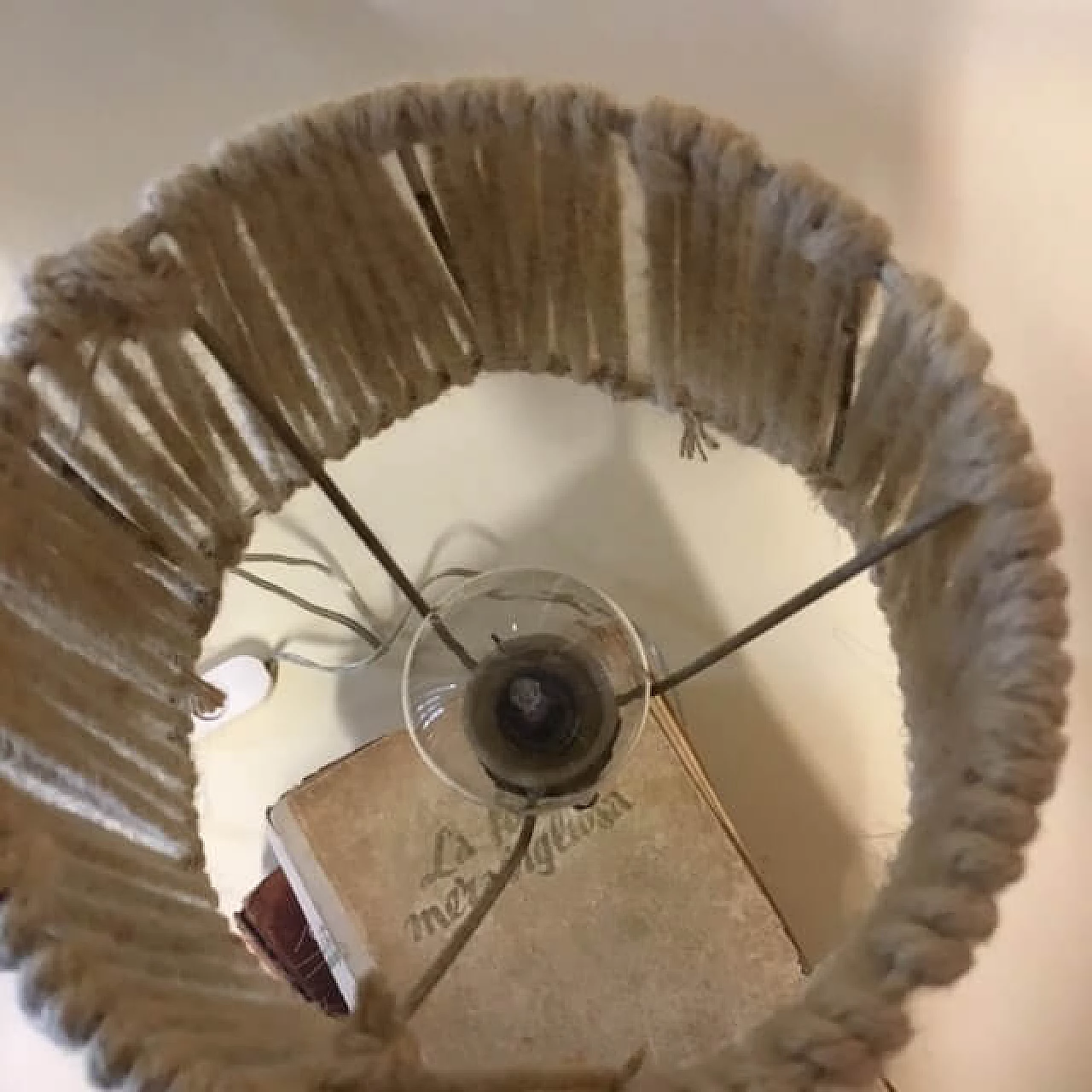 Lampada artigianale con libri vecchi 4