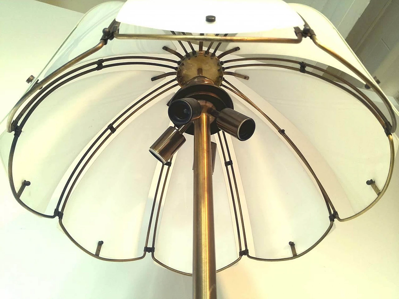 Lampada da terra in ottone e vetro, anni '60 3