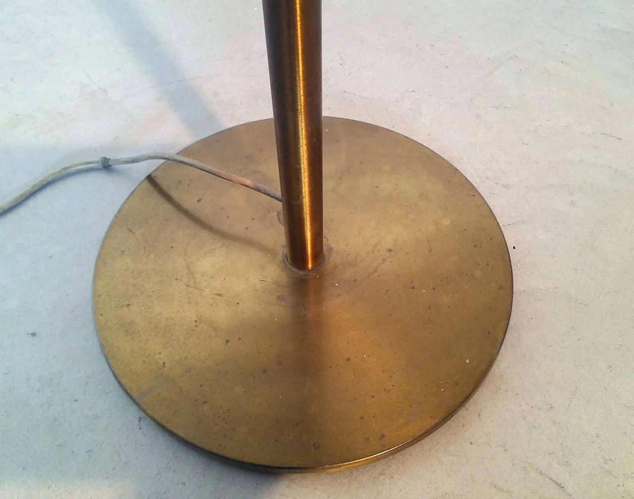 Lampada da terra in ottone e vetro, anni '60 5