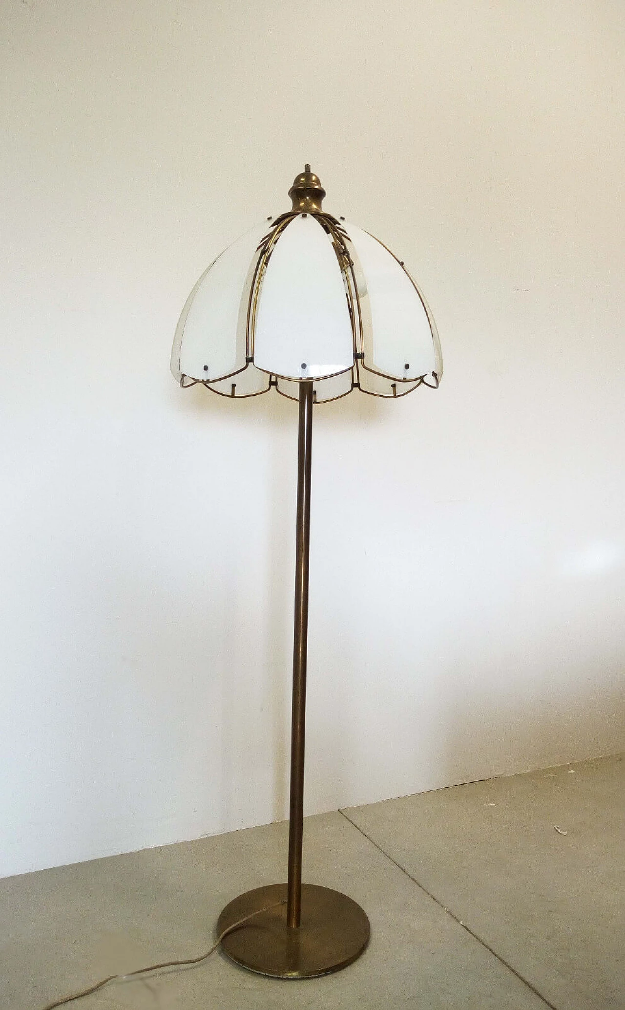 Floor lamp with petal-shaped lampshade, Italy, 60s 2