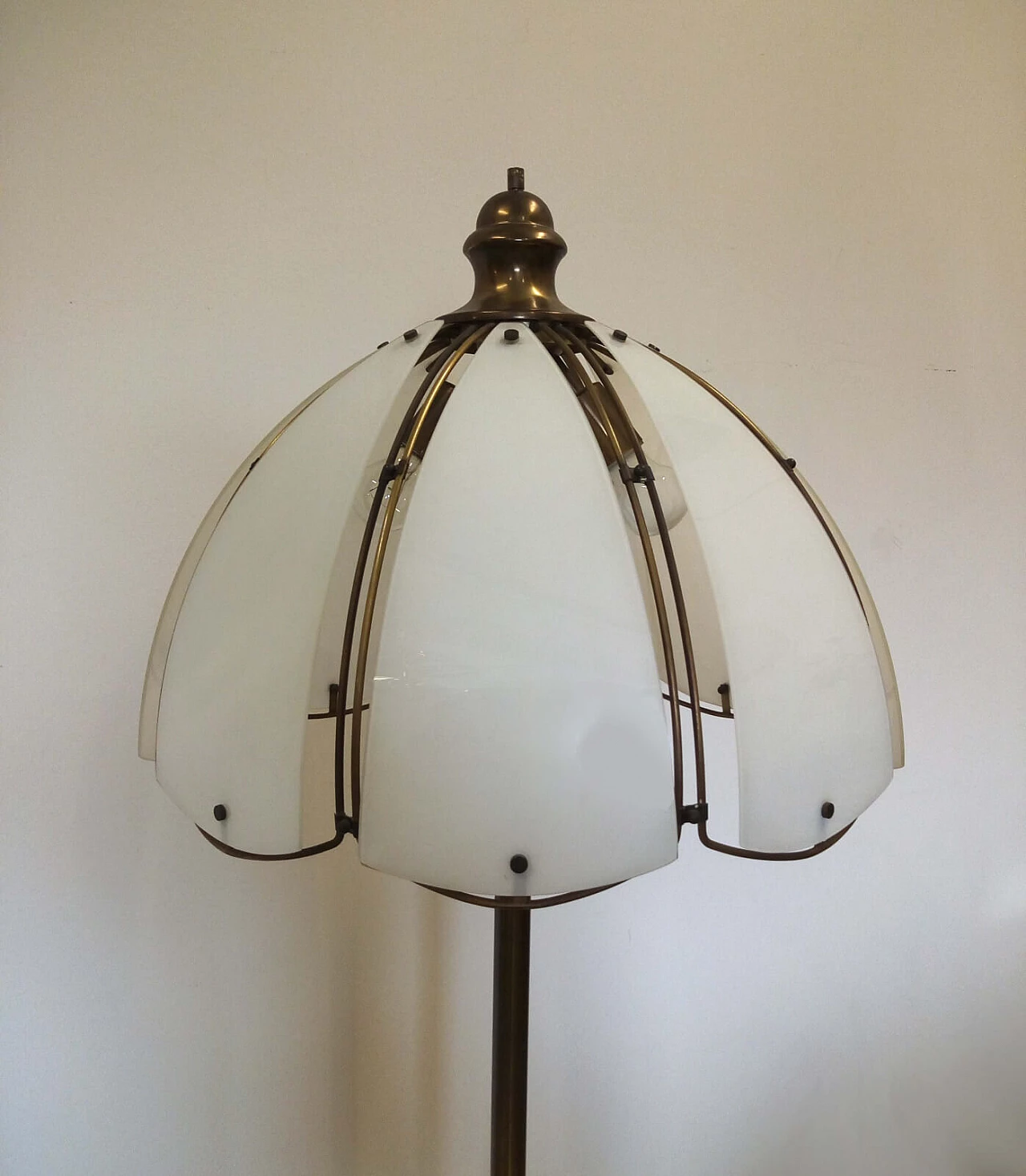 Lampada da terra in ottone e vetro, anni '60 9