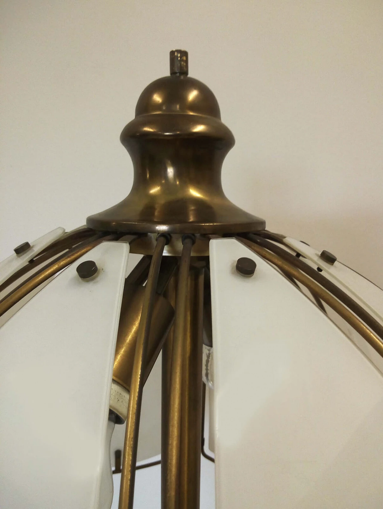 Lampada da terra in ottone e vetro, anni '60 7