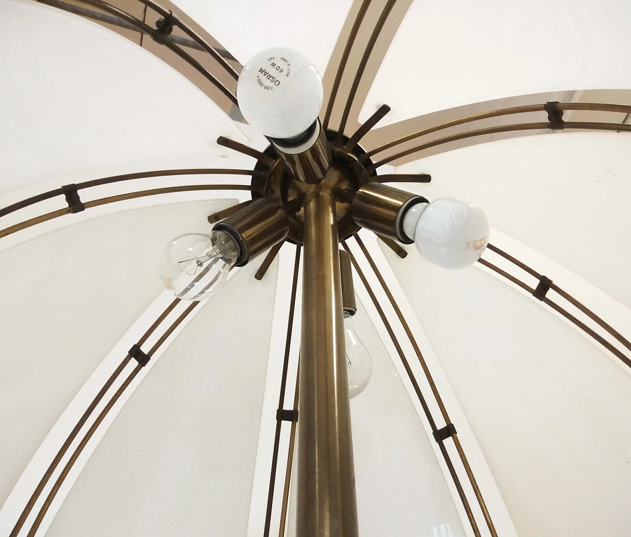 Lampada da terra in ottone e vetro, anni '60 8