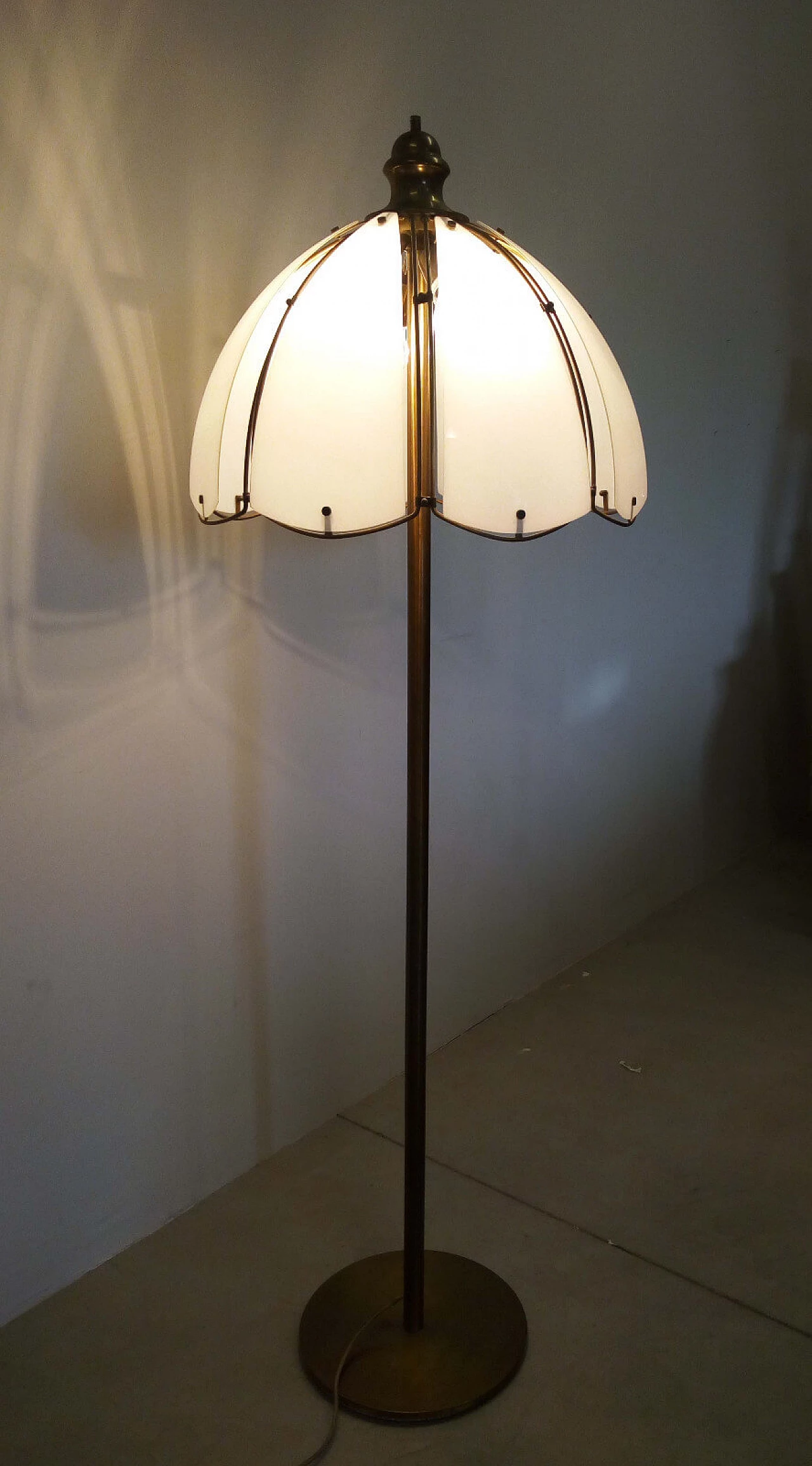 Floor lamp with petal-shaped lampshade, Italy, 60s 6