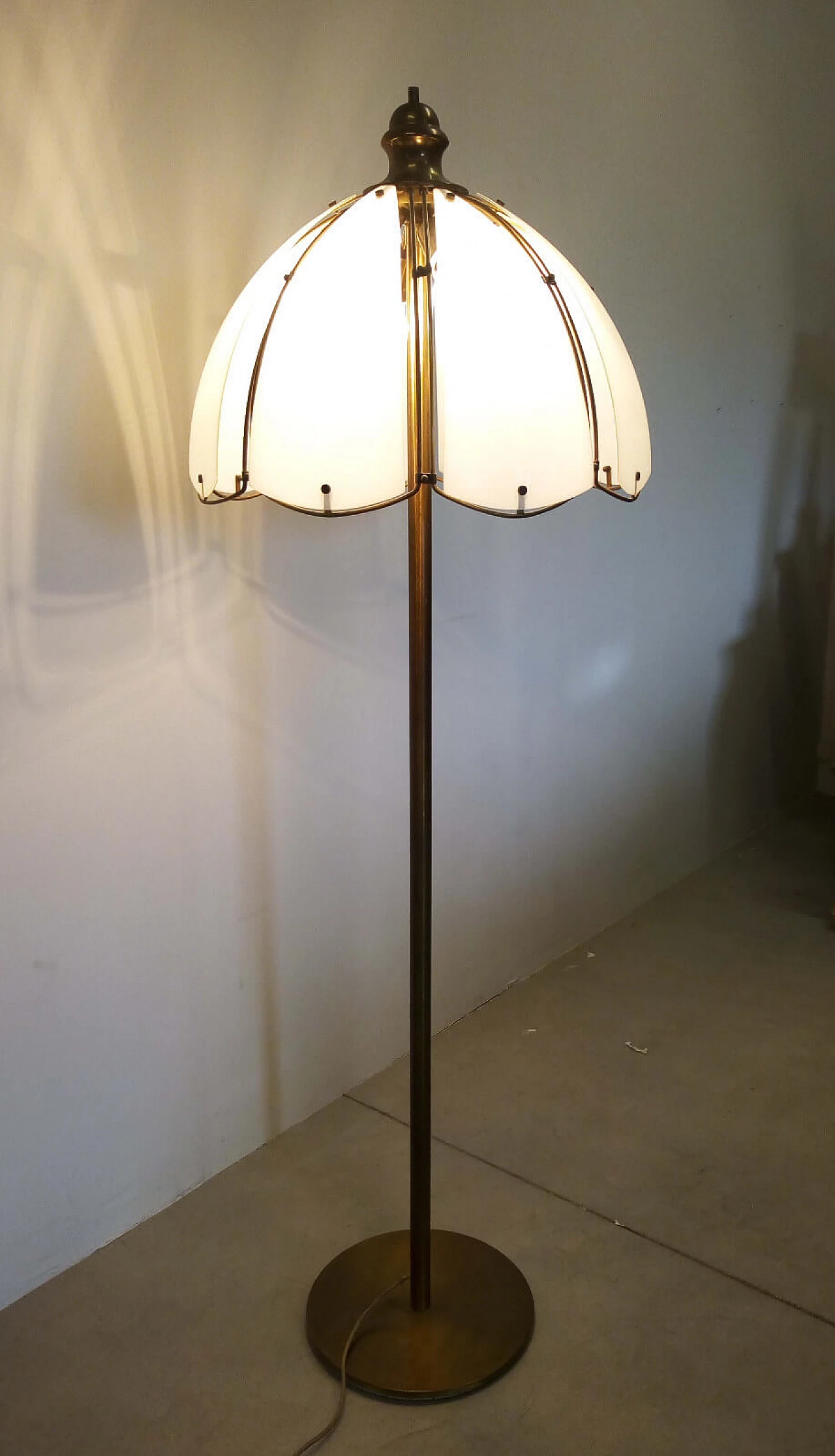 Floor lamp with petal-shaped lampshade, Italy, 60s 10