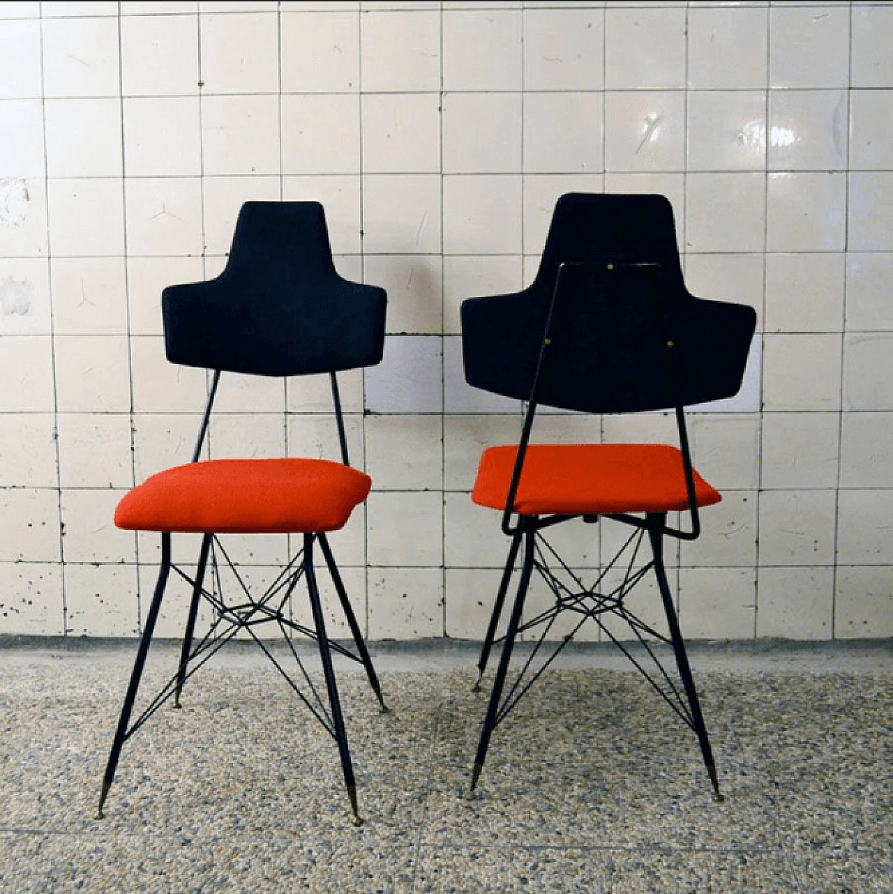4 sedie da pranzo in metallo nero con seduta rossa, anni '50 2