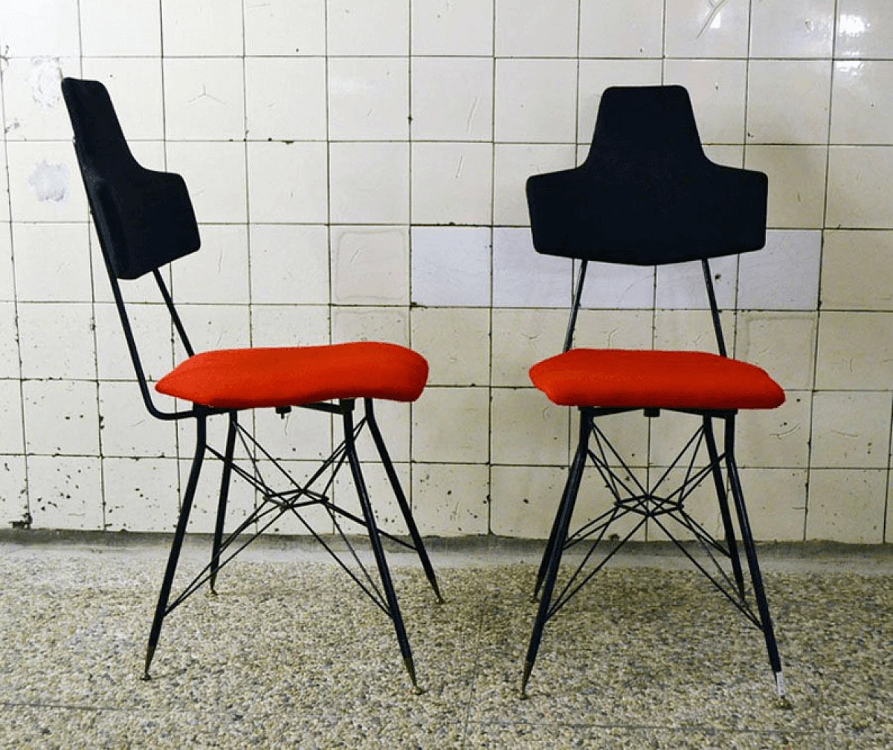 4 sedie da pranzo in metallo nero con seduta rossa, anni '50 3
