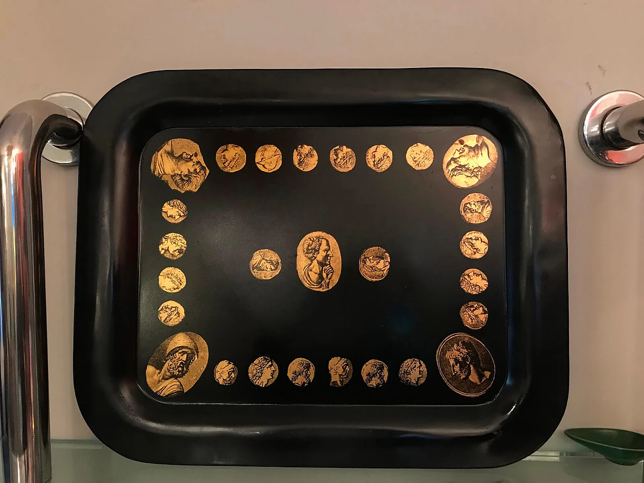 Vassoio di Piero Fornasetti con gemme dorate su fondo nero 2
