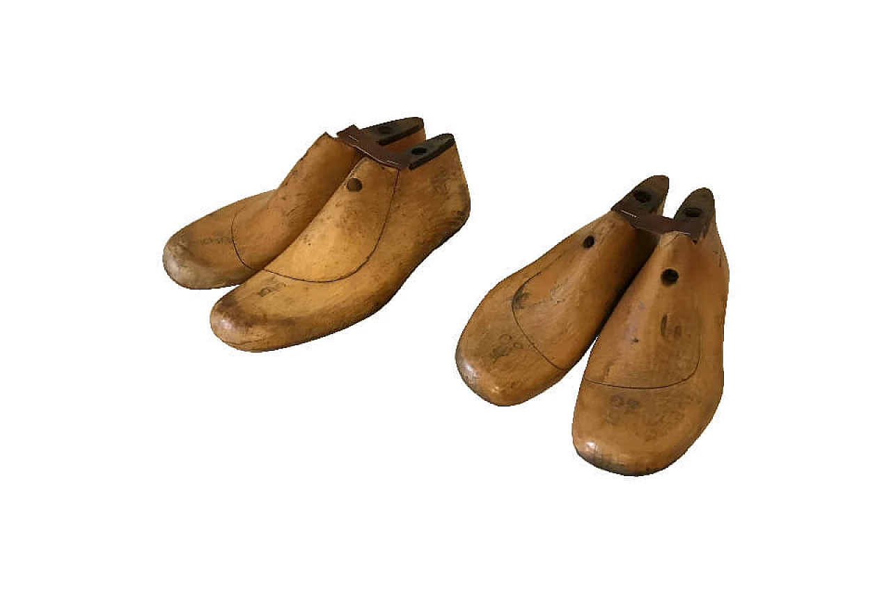Coppia di forme per scarpe artiginali in legno anni '50 1