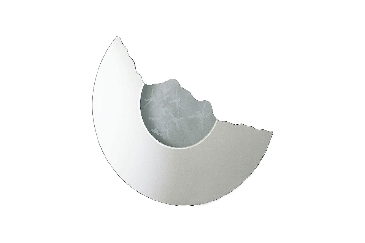 Specchio semicircolare modello Scornice disegnato da Nanda Vigo  1
