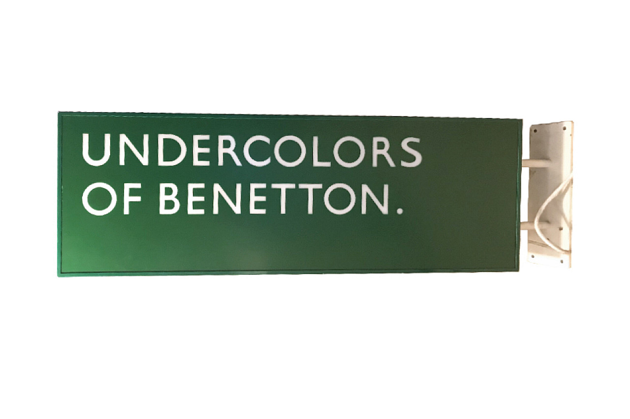 Insegna luminosa a bandiera "Undercolors of Benetton" 1