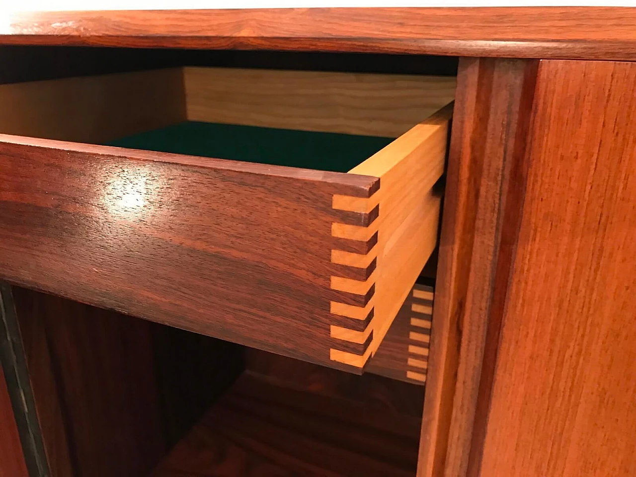 Mid-century Italian rosewood sideboard or credenza, '60s 6