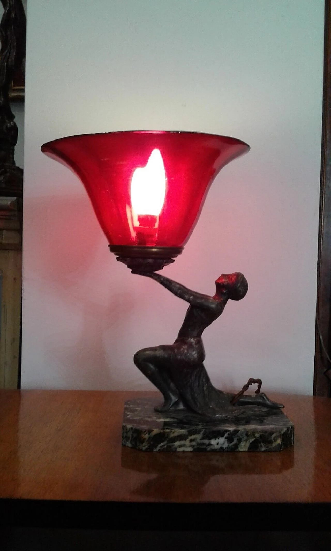 Déco lamp with female figure 2