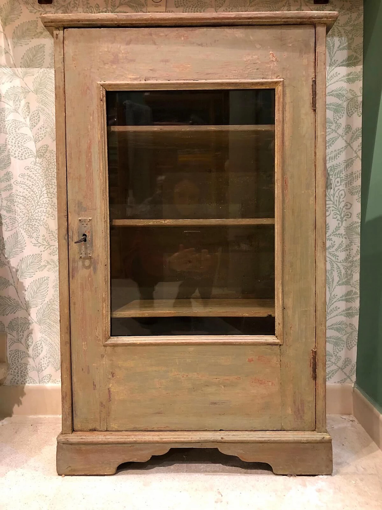 Vetrina anni ‘20/30 rustica verde/beige legno 2
