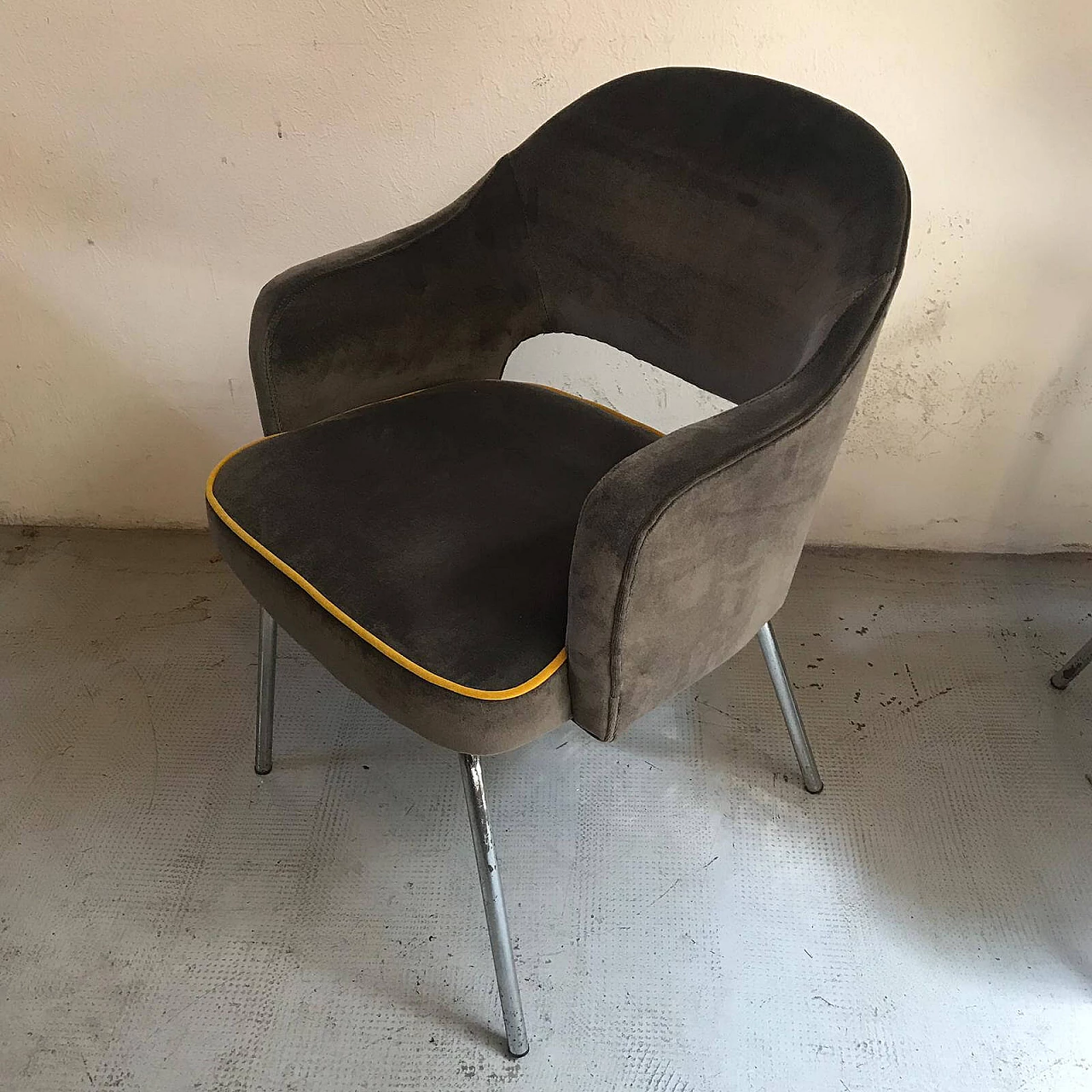 4 Velvet chairs and yellow trim 1145865