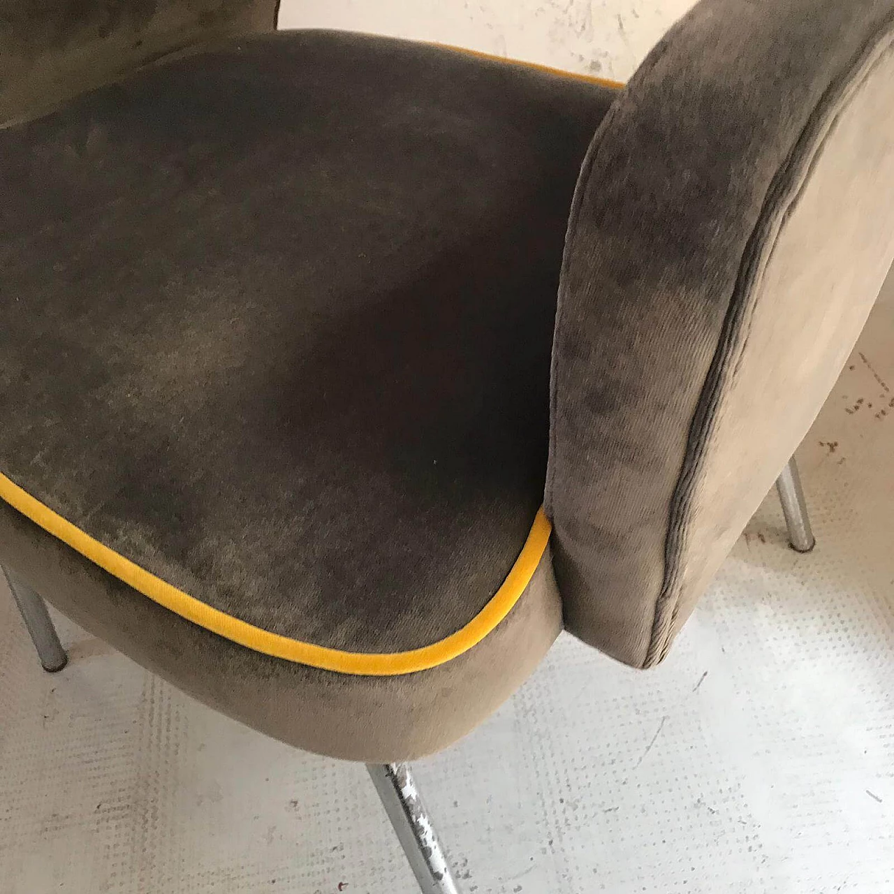 4 Velvet chairs and yellow trim 1145869