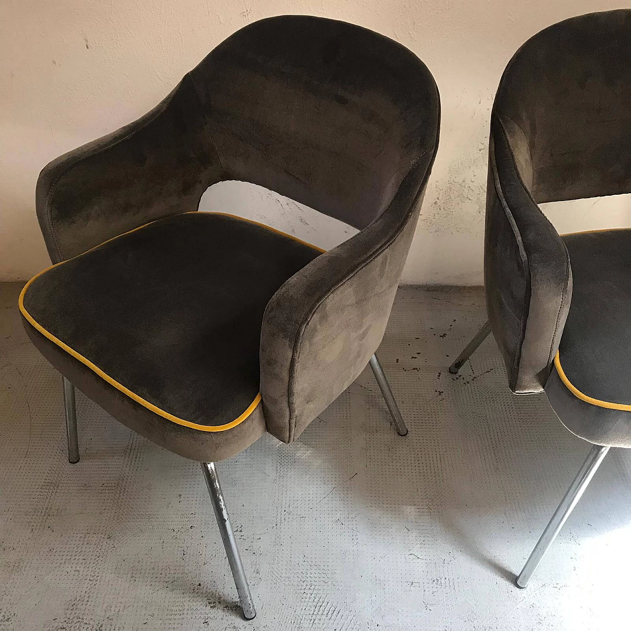 4 Velvet chairs and yellow trim 1145870