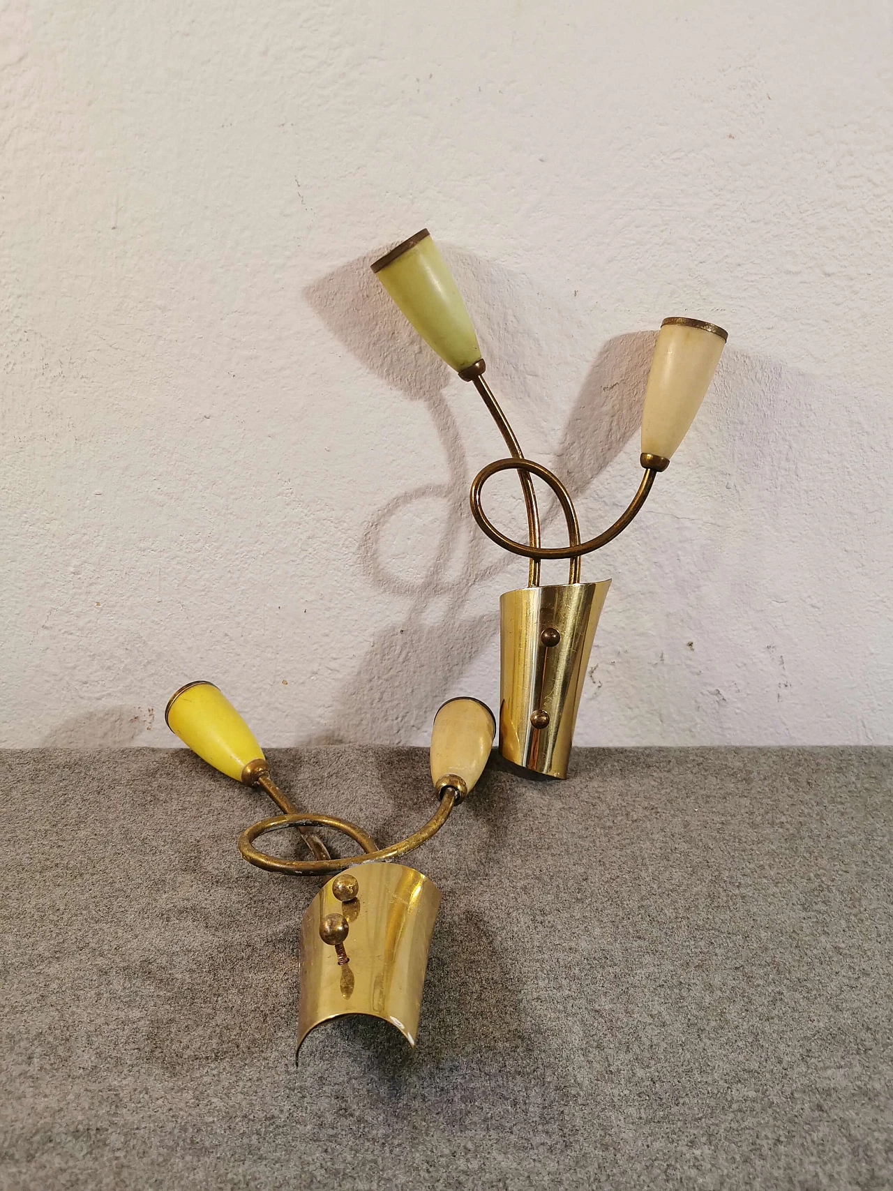 Brass and bakelite wall lamp 1146105
