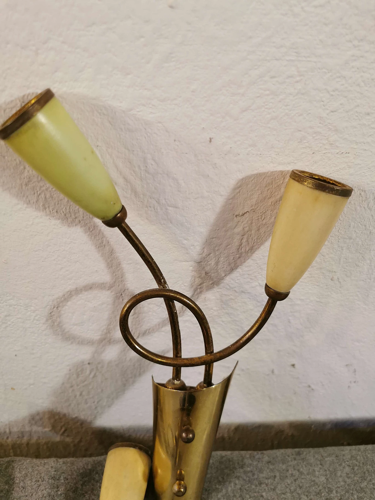 Brass and bakelite wall lamp 1146108