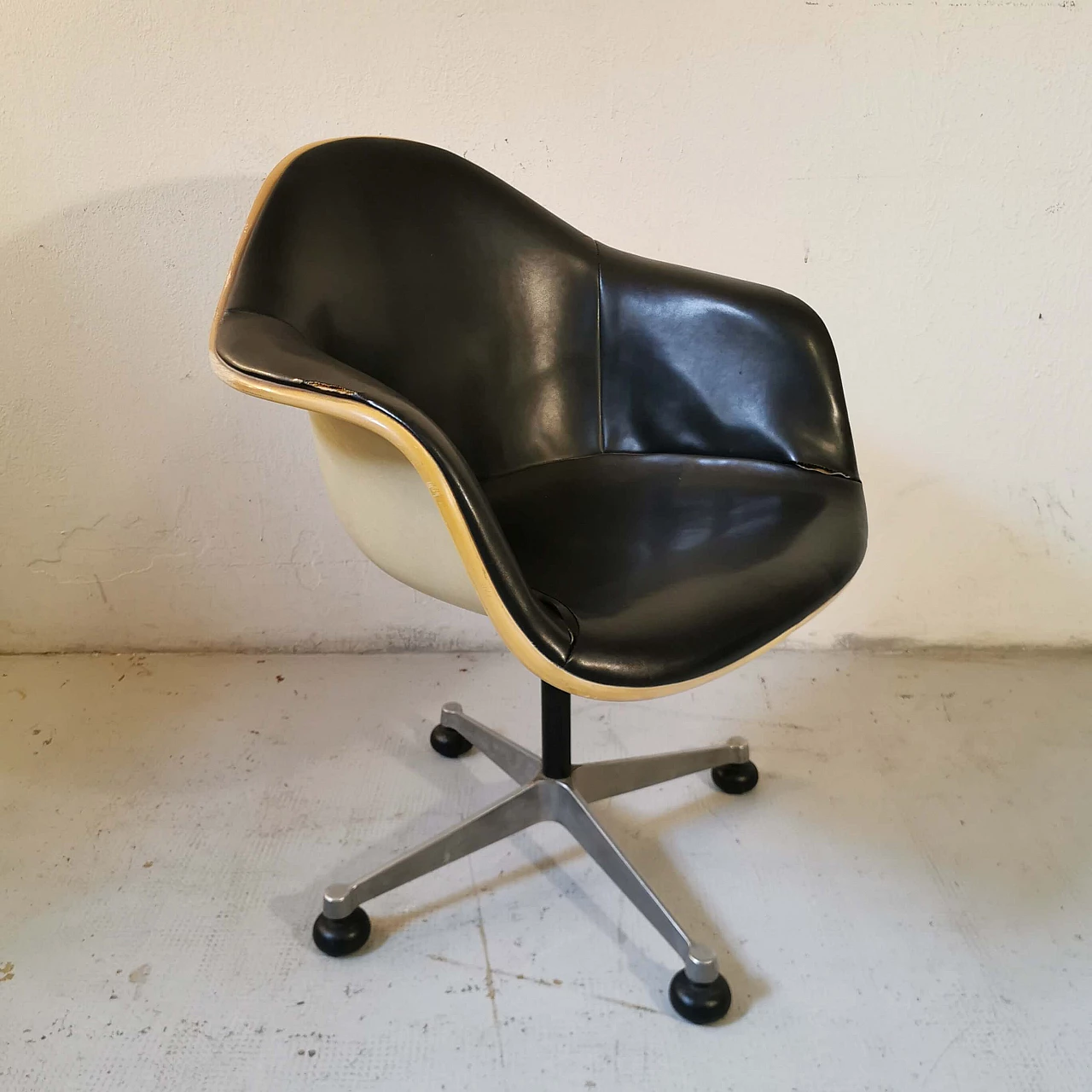 Molded fiberglass chair by Charles and Ray Eames for Herman Miller 1146220