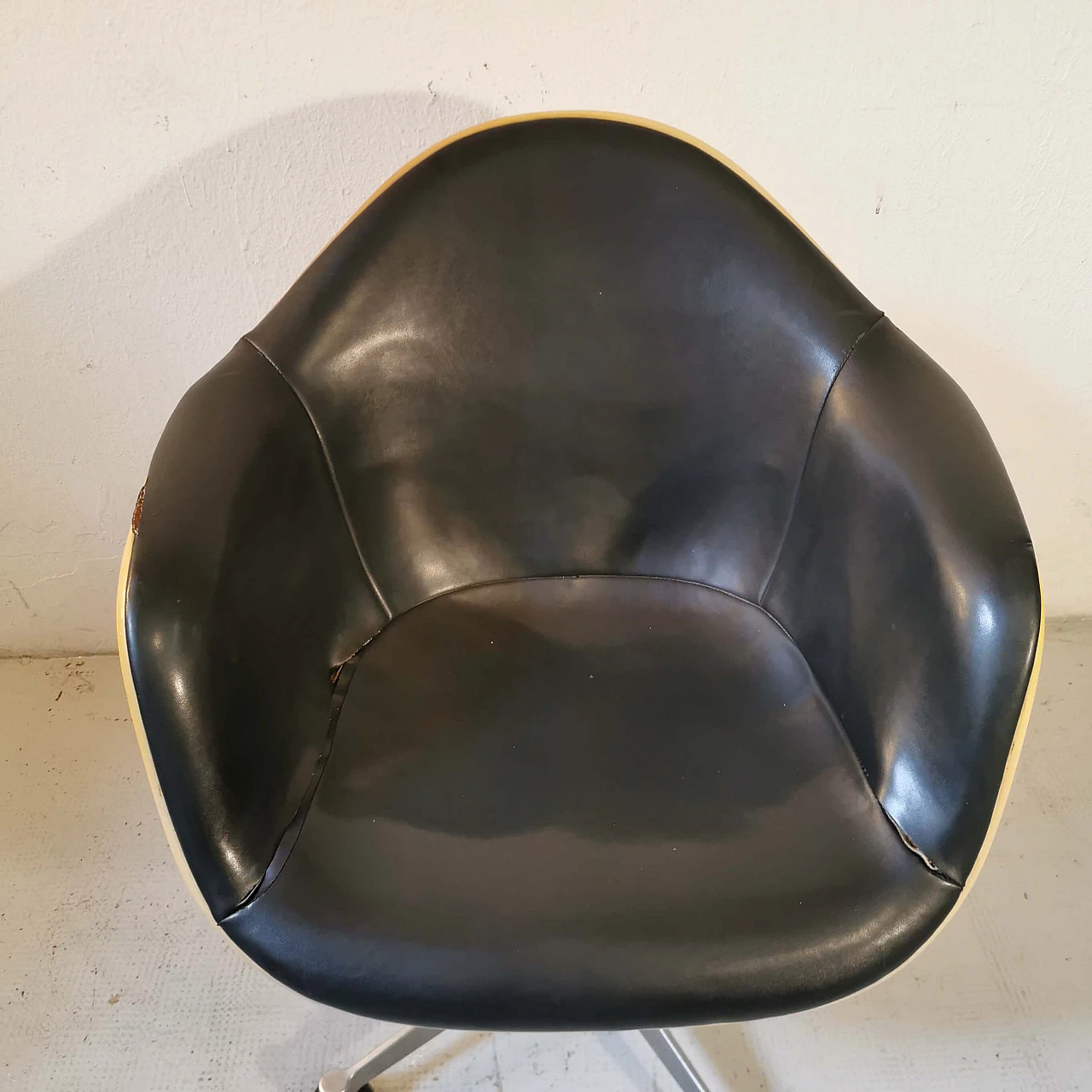 Molded fiberglass chair by Charles and Ray Eames for Herman Miller 1146221