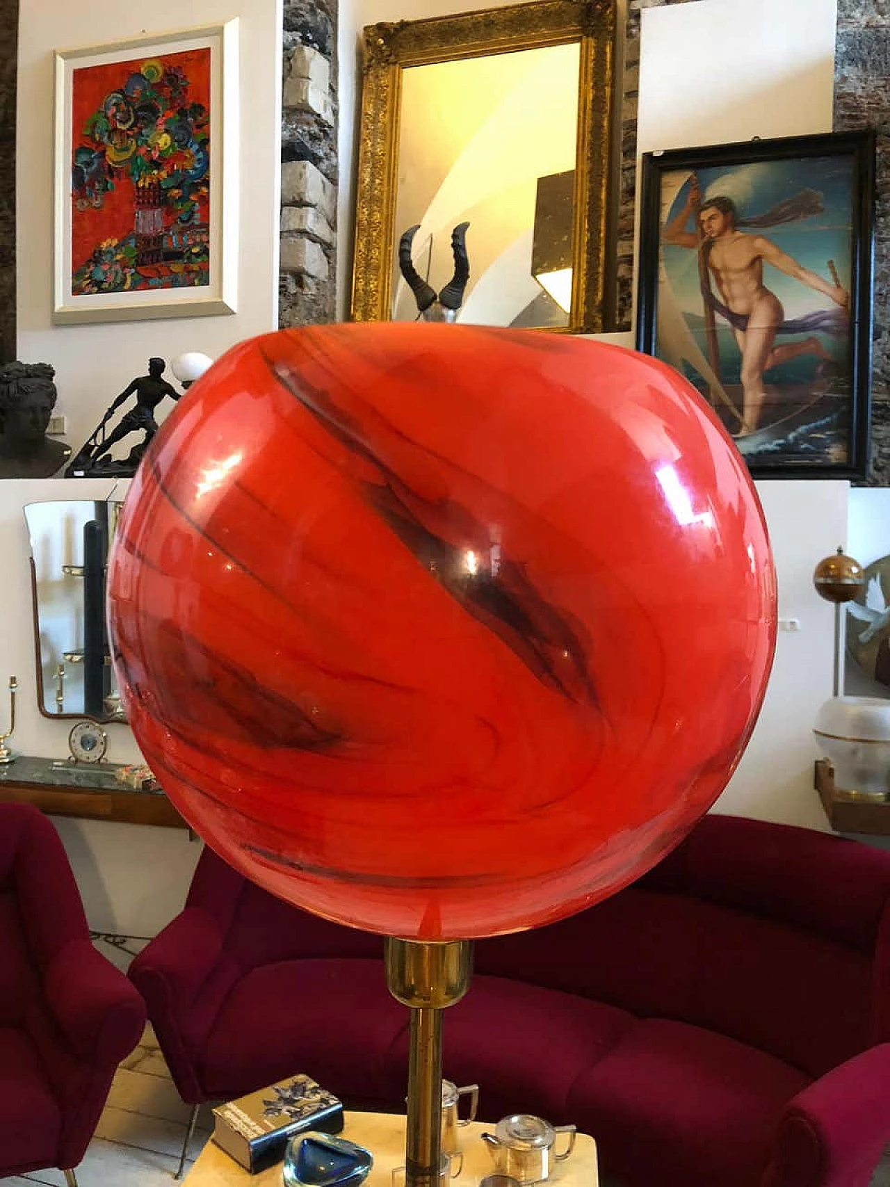 Lampada da terra in ottone e vetro rosso, anni '50 1147130