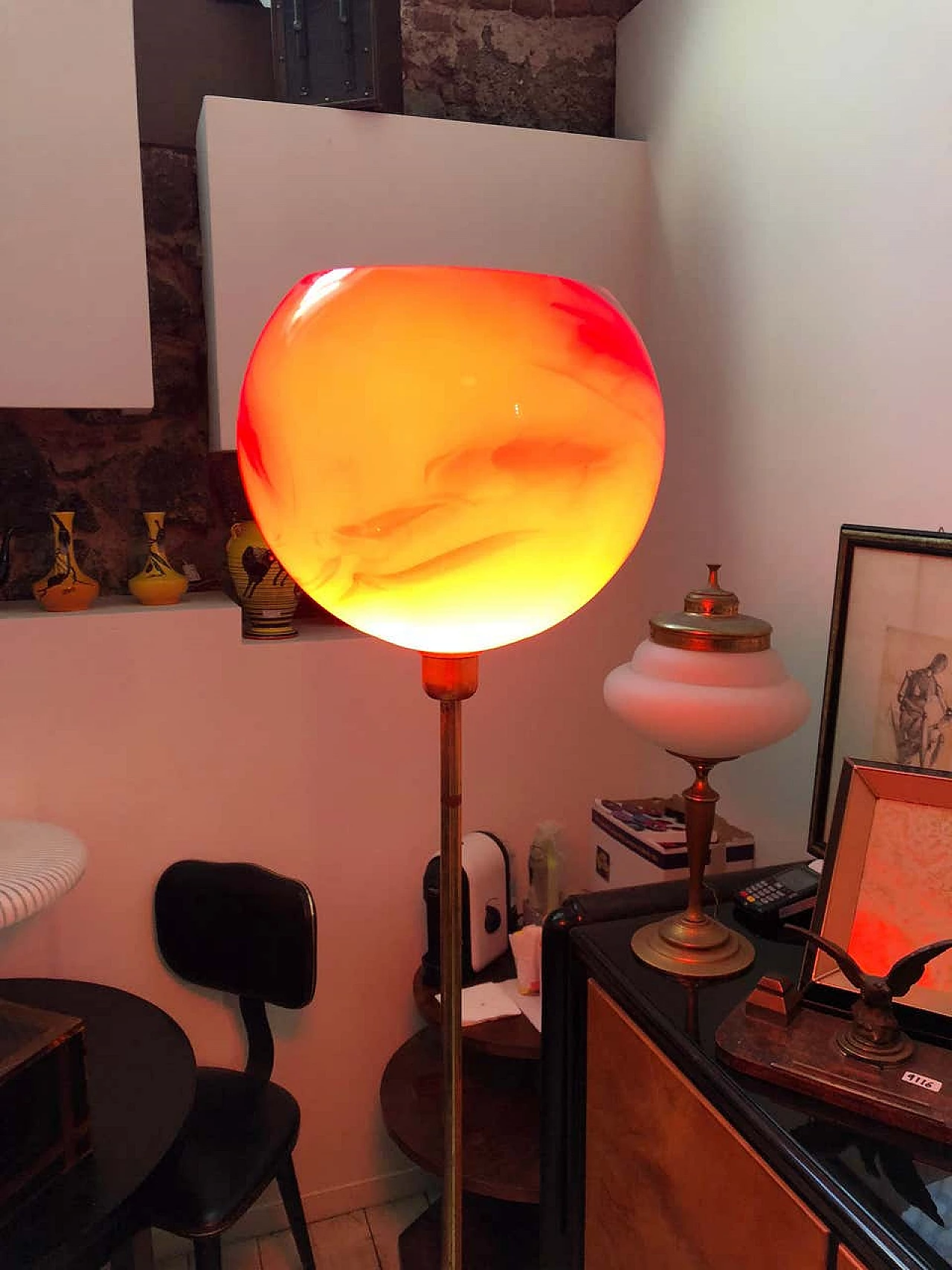 Lampada da terra in ottone e vetro rosso, anni '50 1147138