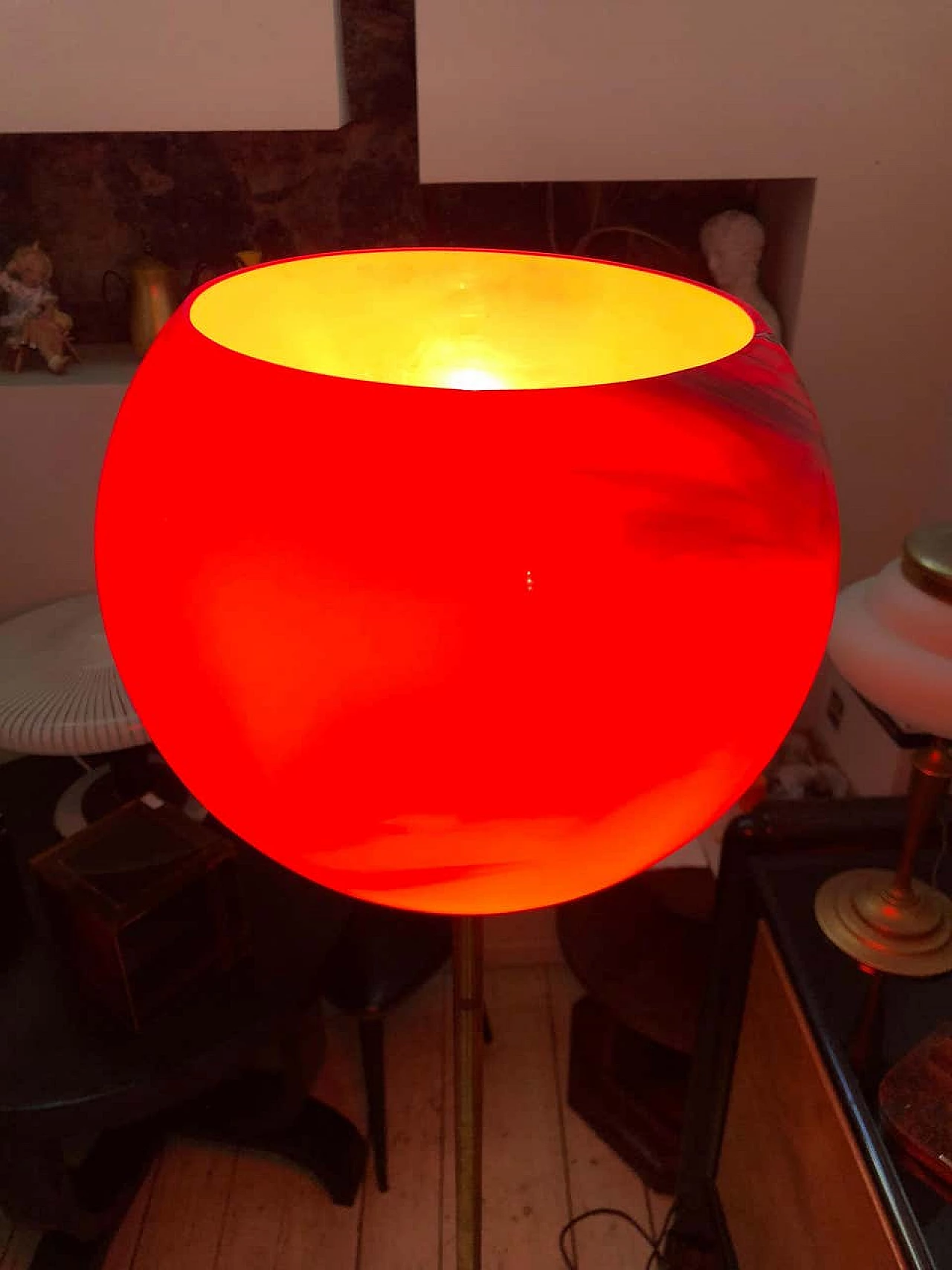 Lampada da terra in ottone e vetro rosso, anni '50 1147140