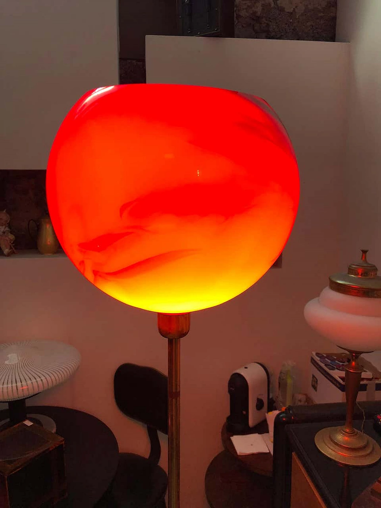 Lampada da terra in ottone e vetro rosso, anni '50 1147141