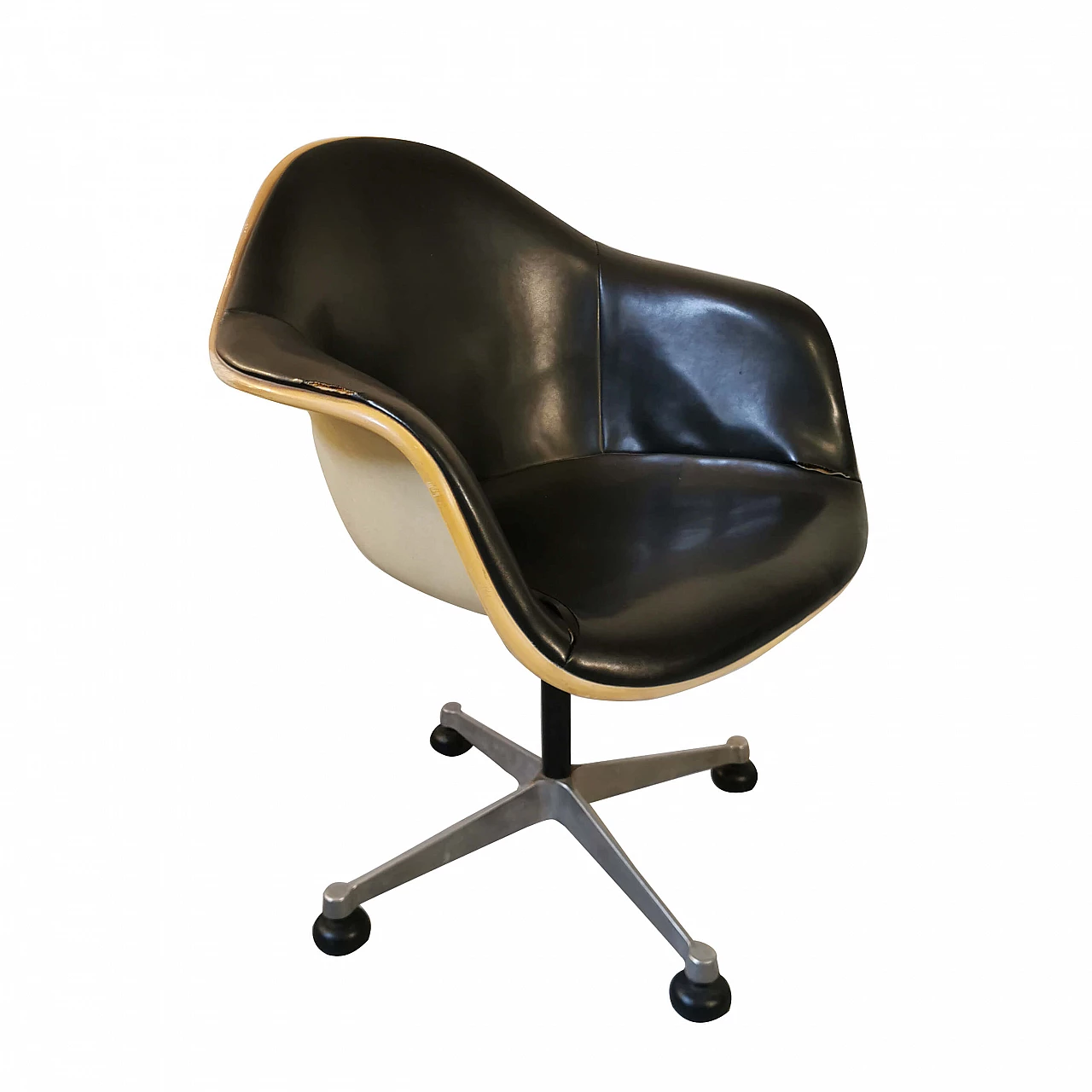 Sedia in vetroresina modellata di Charles e Ray Eames per Herman Miller 1147774