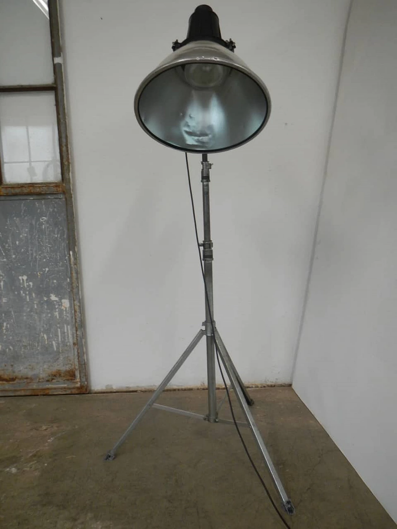 Italian industrial lamp on tripod,  70s 1148544