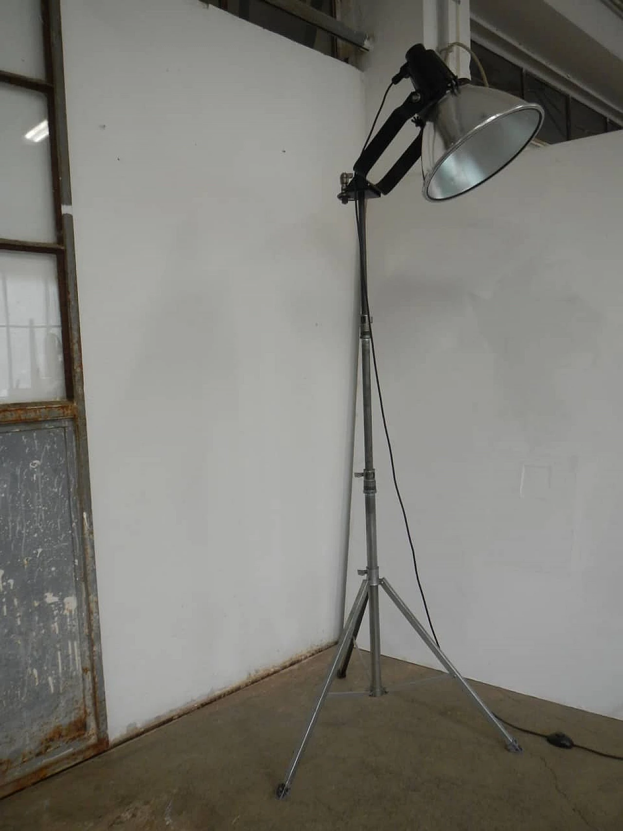 Italian industrial lamp on tripod,  70s 1148545
