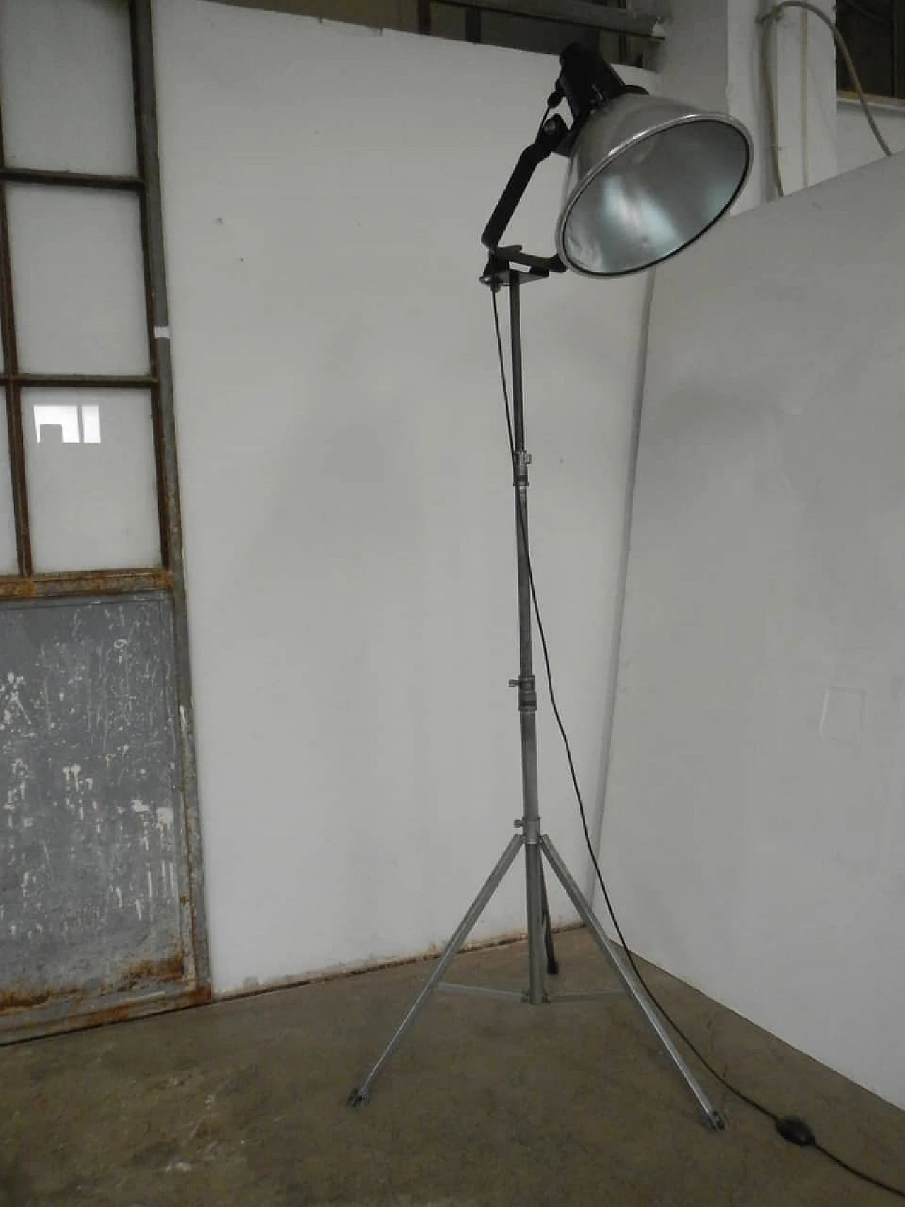 Italian industrial lamp on tripod,  70s 1148546