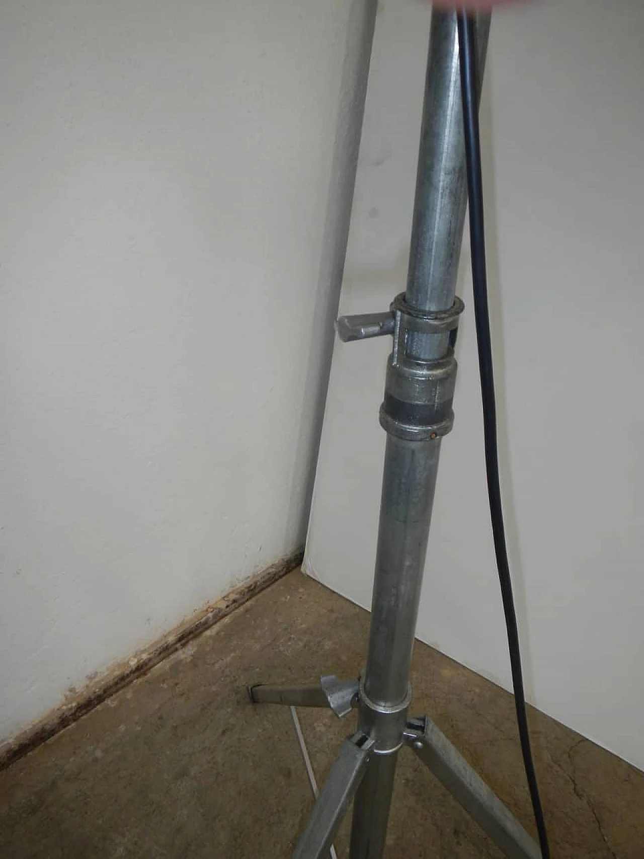 Italian industrial lamp on tripod,  70s 1148547