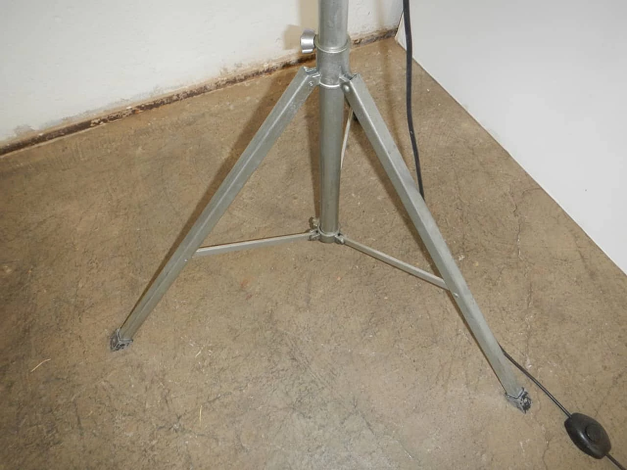 Italian industrial lamp on tripod,  70s 1148548