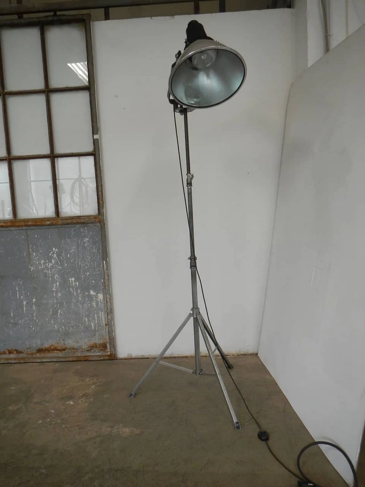 Lampada industriale con grande paralume su tripode, anni '70 1148550