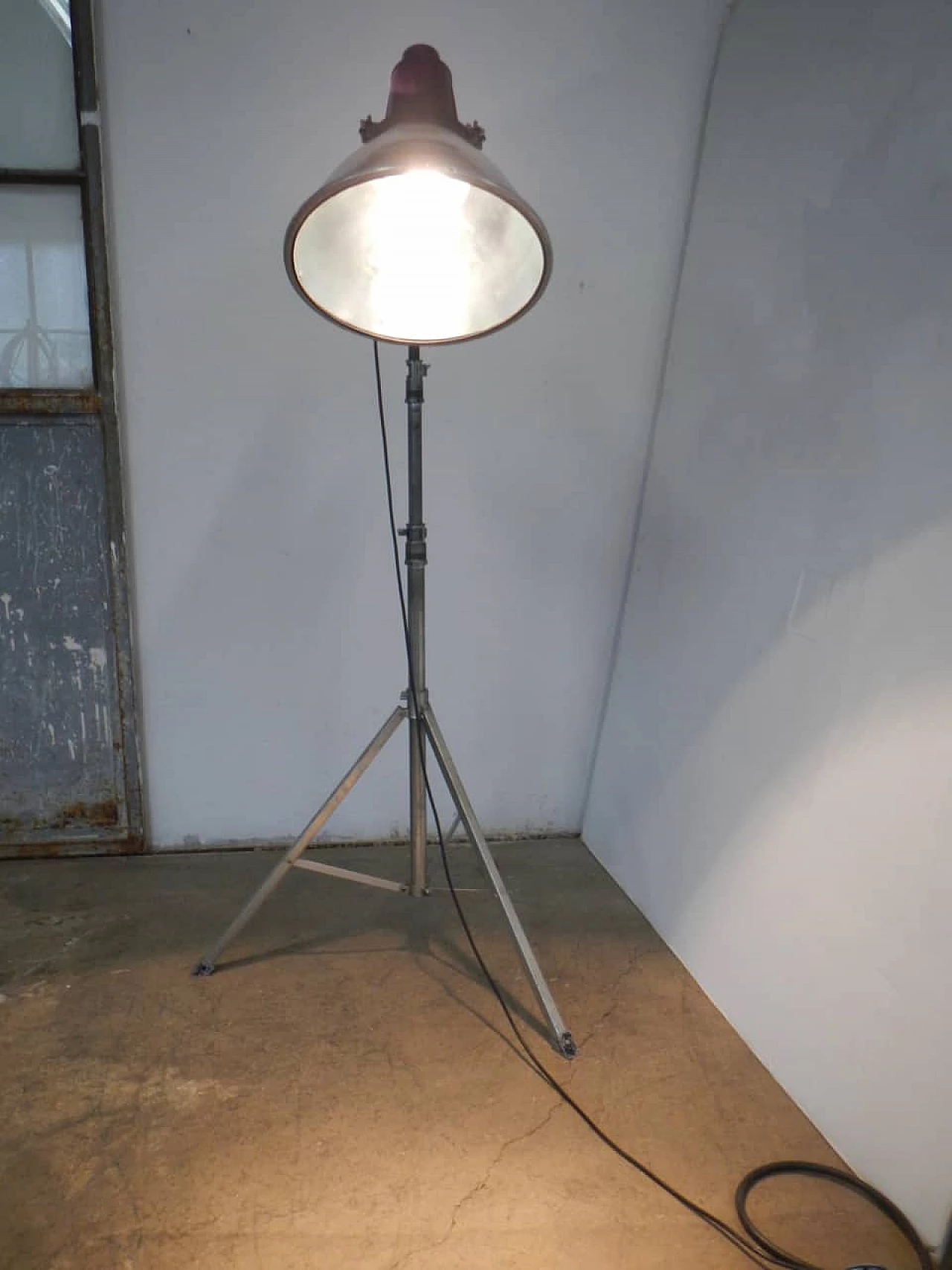 Italian industrial lamp on tripod,  70s 1148551