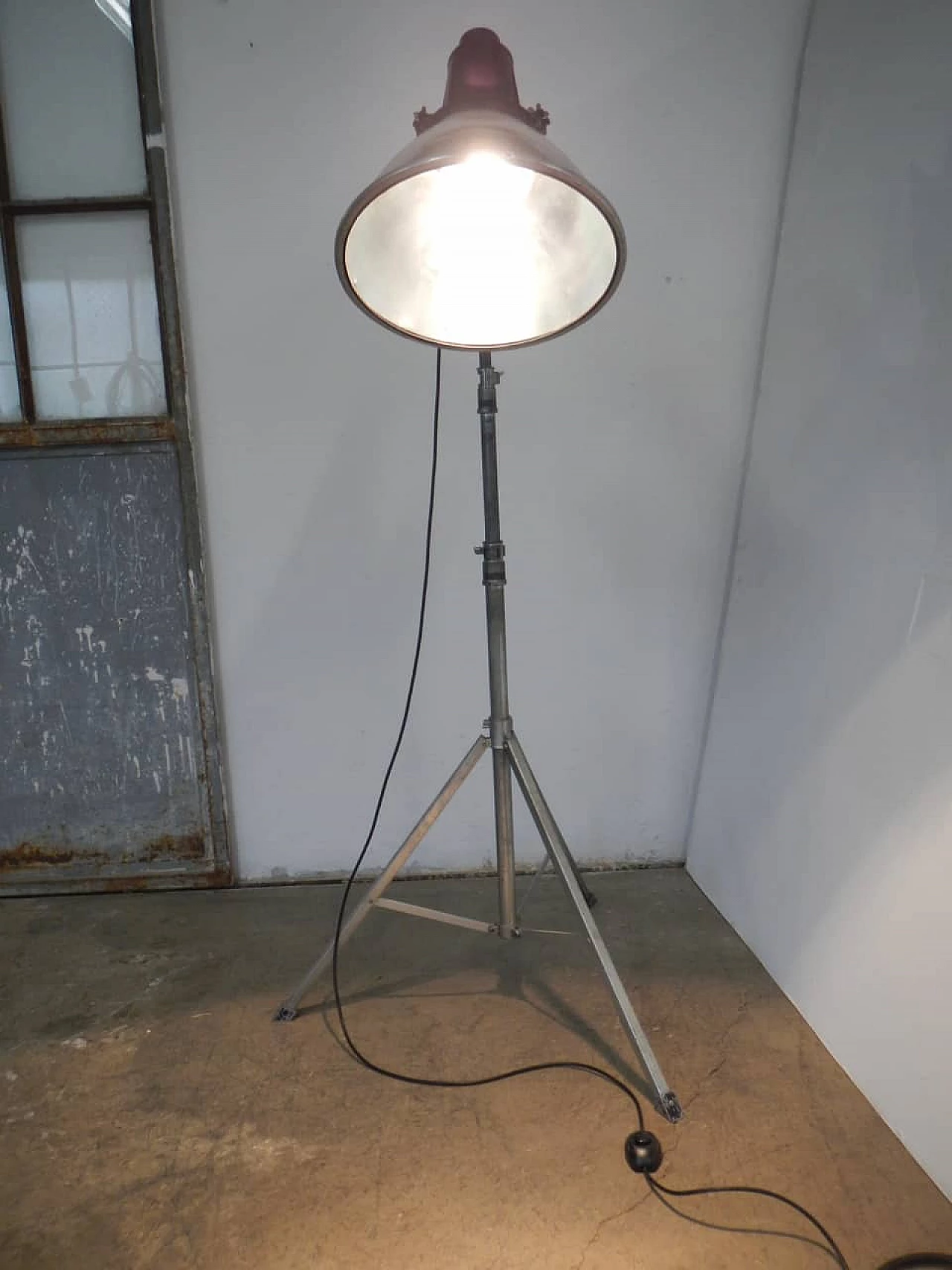 Italian industrial lamp on tripod,  70s 1148552