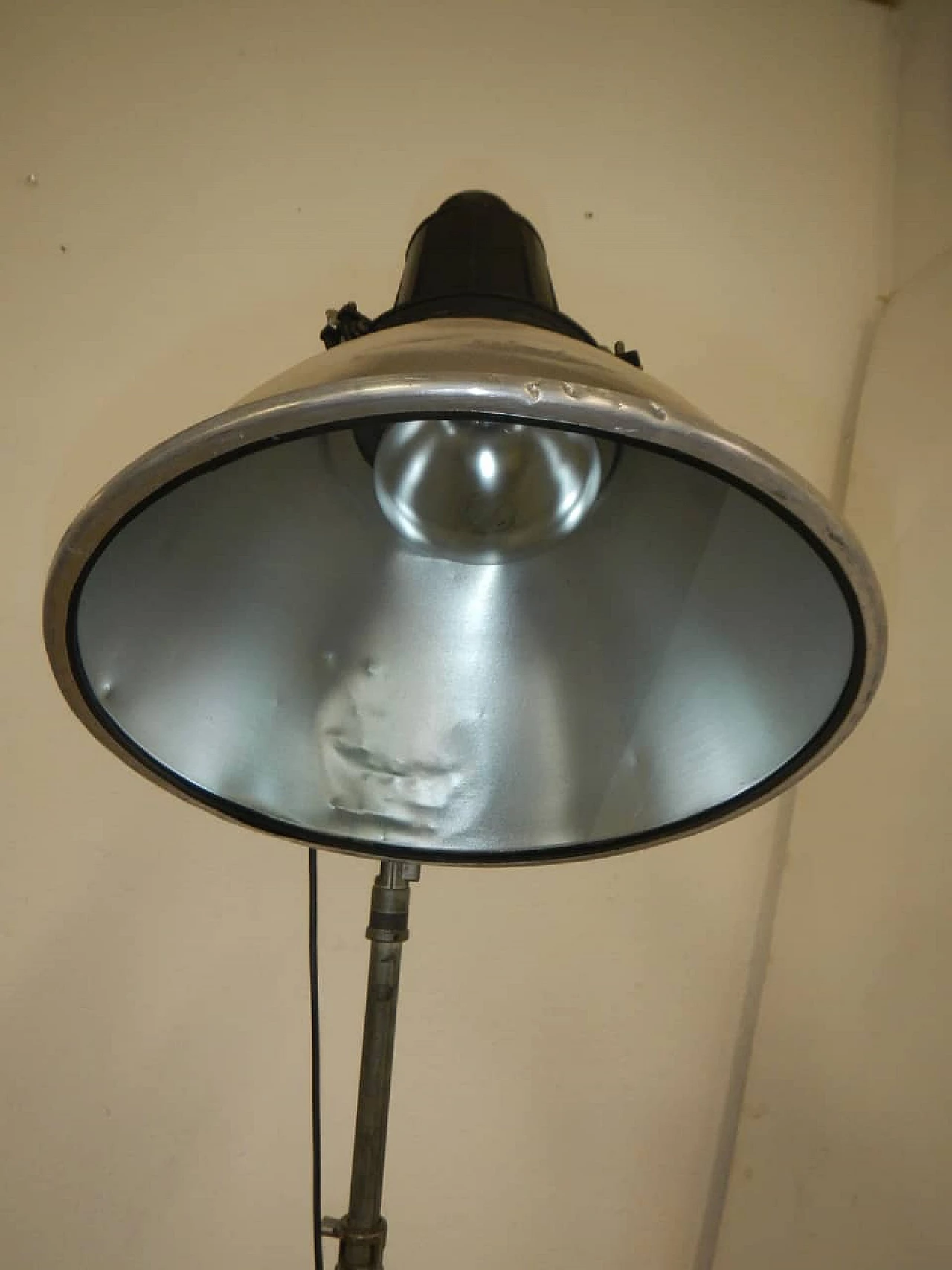 Italian industrial lamp on tripod,  70s 1148553