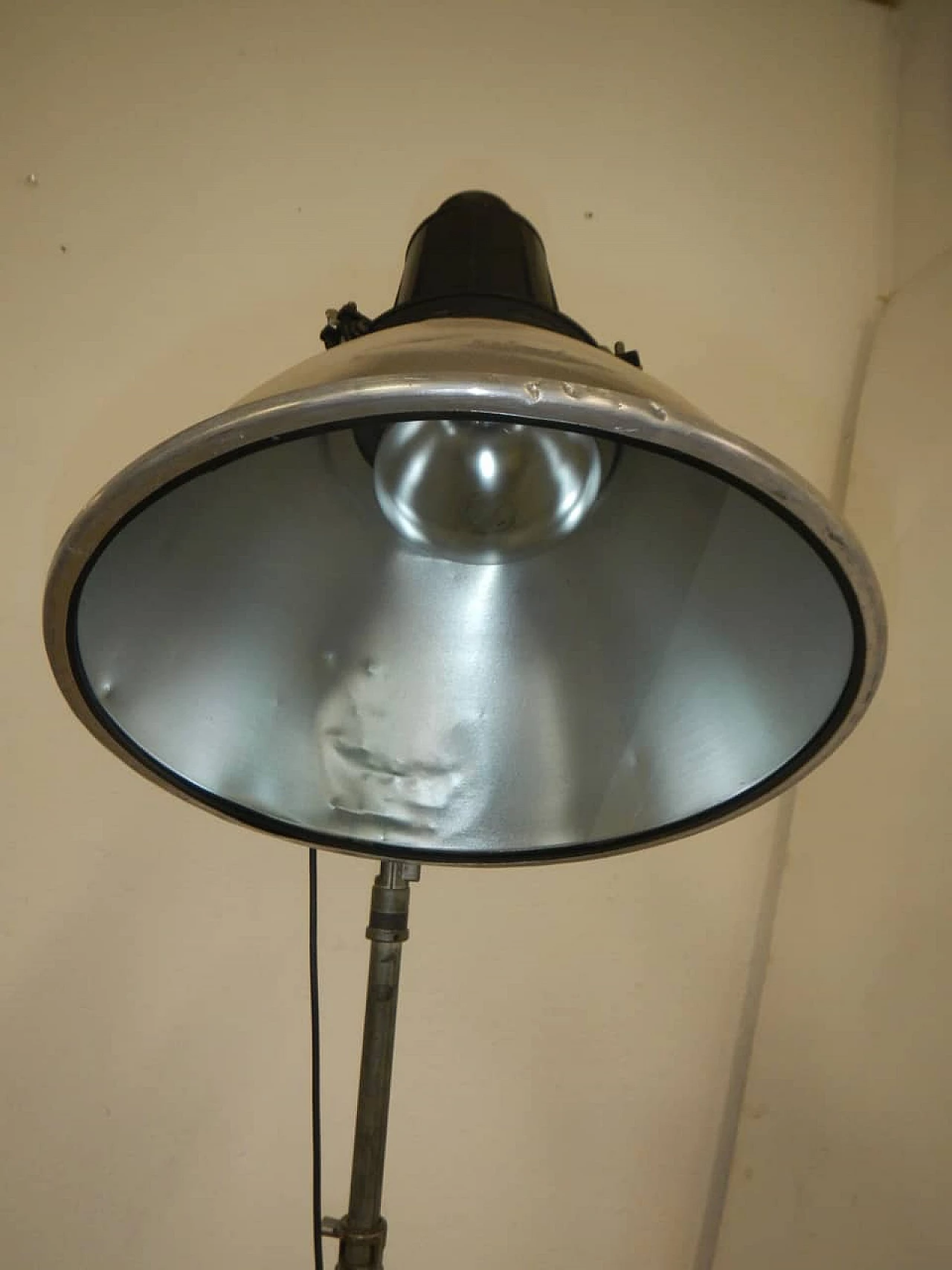 Lampada industriale con grande paralume su tripode, anni '70 1148553