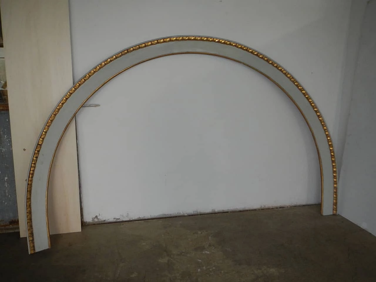 Arched frame in fir and poplar wood lacquered white, with gold leaf twist, 1920s 1148672