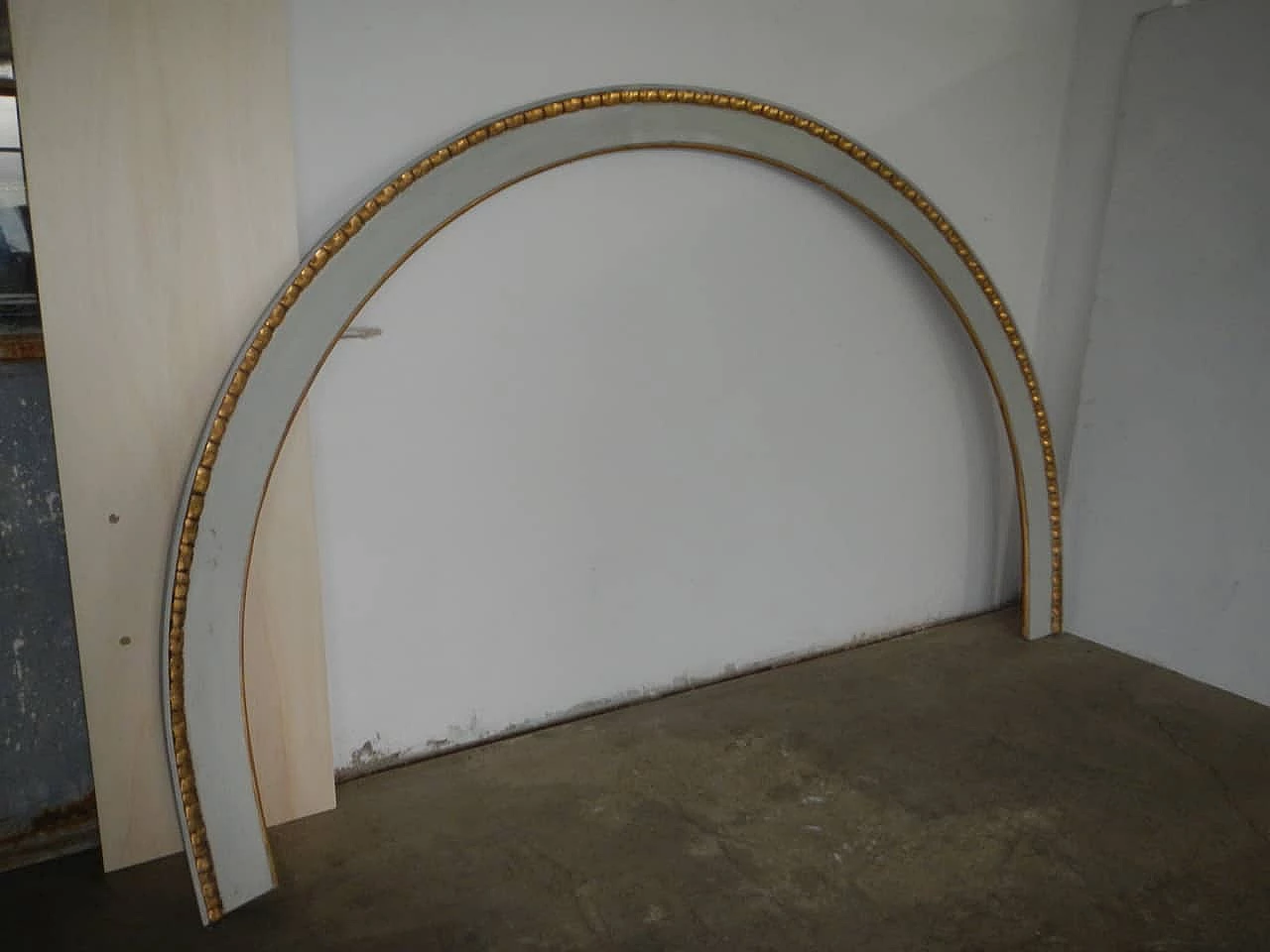 Arched frame in fir and poplar wood lacquered white, with gold leaf twist, 1920s 1148673