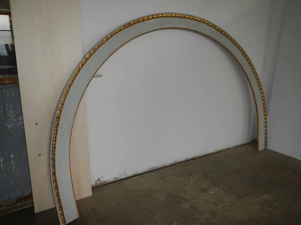 Arched frame in fir and poplar wood lacquered white, with gold leaf twist, 1920s 1148674