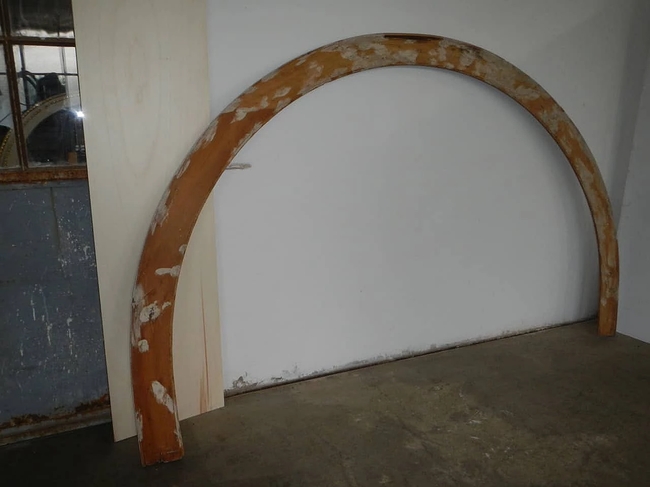 Arched frame in fir and poplar wood lacquered white, with gold leaf twist, 1920s 1148675